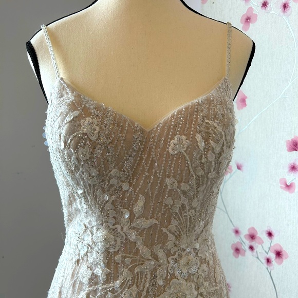 Size 4 Galina Signature/ designer: Vera Wang/ mermaid 🧜‍♀️ wedding dress - Picture 4 of 14